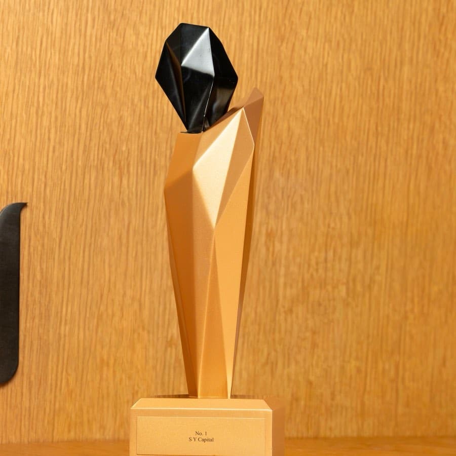 The Emaar Annual Broker Awards 2021 No. 1 trophy awarded to SY Capital Estates